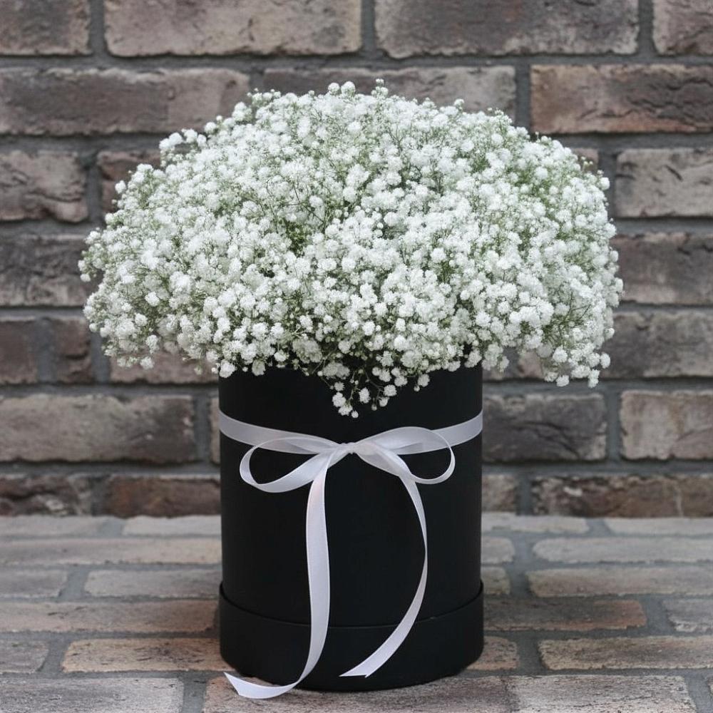 Цветочная композиция из Гипсофила в шляпной коробке в Старая Ведуге