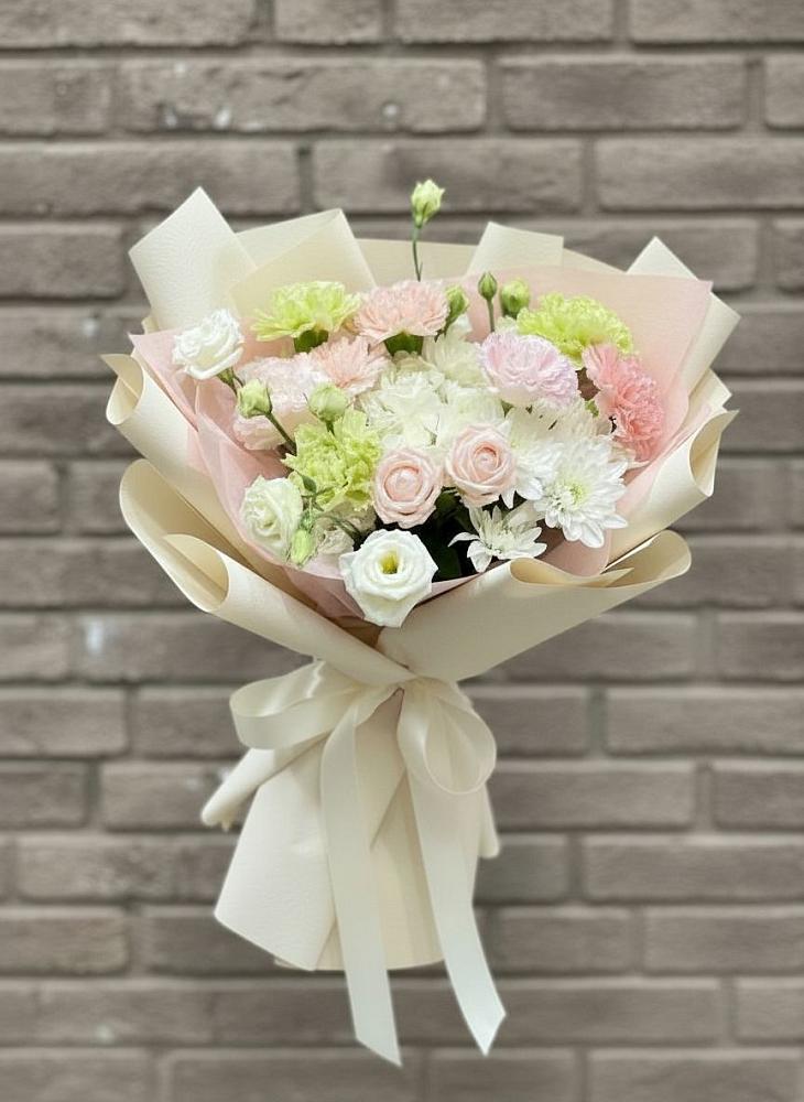 Букет цветов из: Гвоздики, Розы, Лизиантусы и Хризантемы в Старая Ведуге