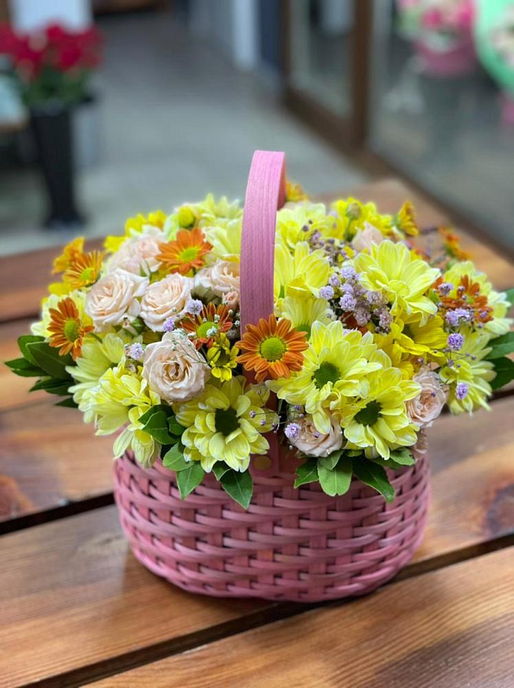 Цветочная композиция из Хризантемы и Розы в корзине в Старая Ведуге
