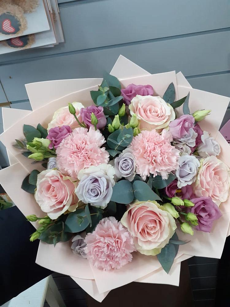 Букет цветов из: Розы, Гвоздики и Лизиантусы в Старая Ведуге